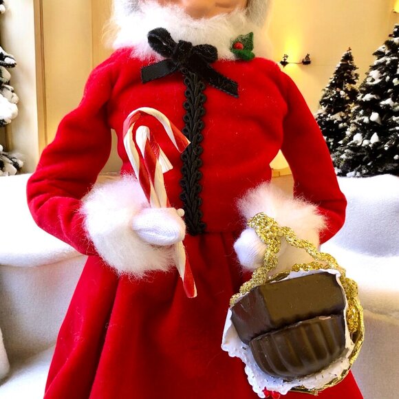 Byers' Choice The Carolers Mrs. Claus with Candy Canes and Chocolate 2009 - Picture 7 of 16